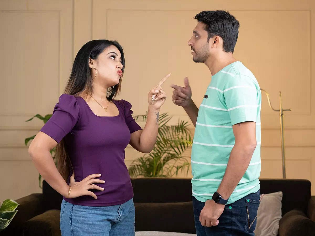 Xotin eriga porno tomosha qilish uchun suratga tushadi.