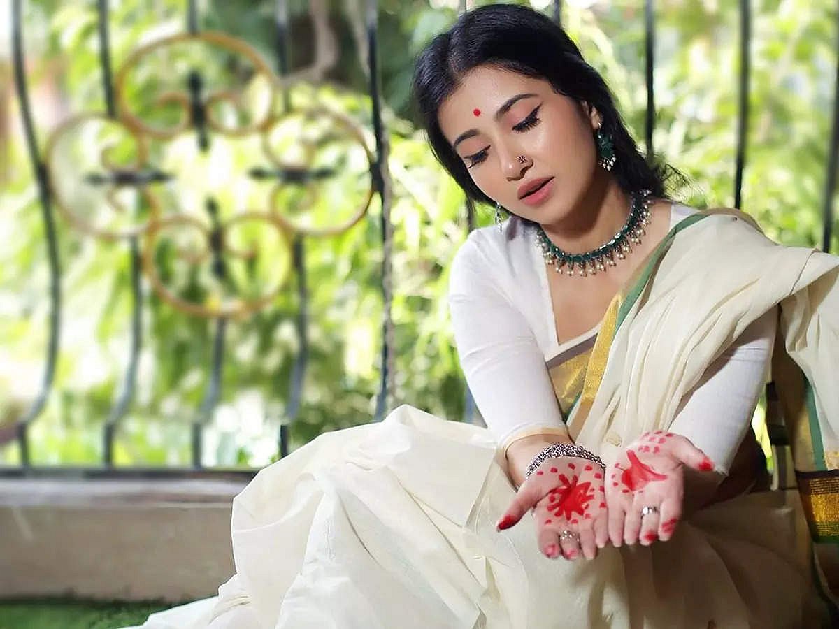 Monami Ghosh Looks Elegant In White Saree See Photos Here - আলতা রাঙা ...