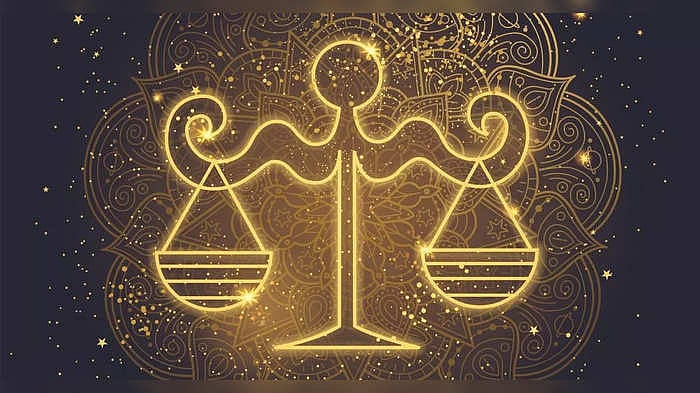 Jamoat transportida qiz oz jinsiy azosiga tegadi.