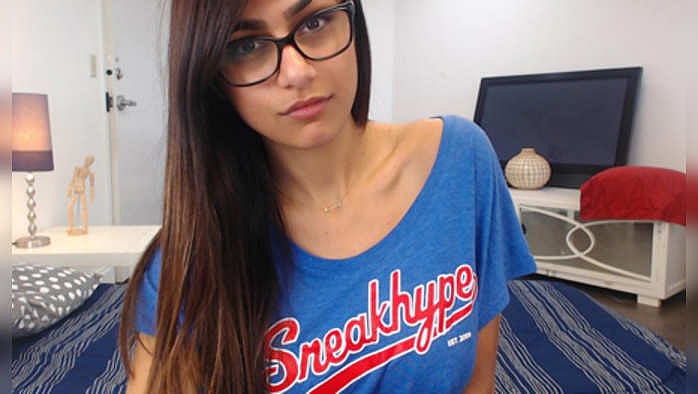 Gitara bilan yalangoch ayollar fotosuratlari