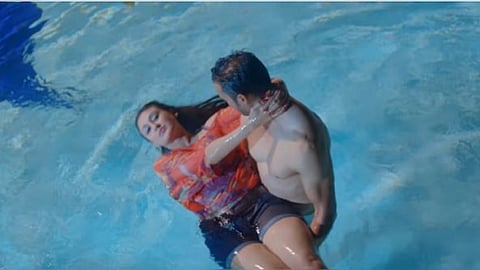 Ozini yalayotgan gimnastikaning porno surati