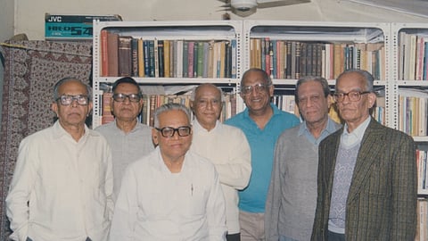 ಮಿತ್ರರೊಡನೆ ಪ್ರೊ. ಜೆ‌ಆರ್‌ಎಲ್