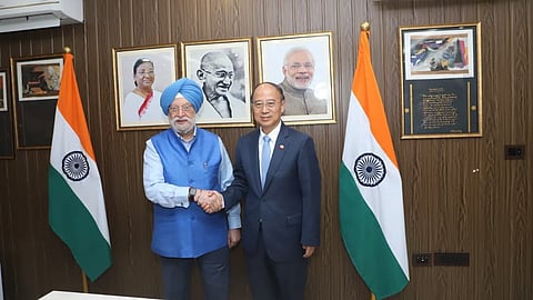 Alt="Hardeep Singh Puri and Dai Houliang"