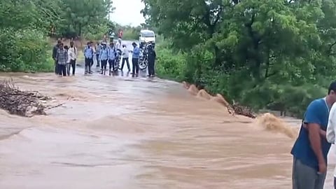 Akkalkot : Citizens Brave Flooded Roads Amid Torrential Rain