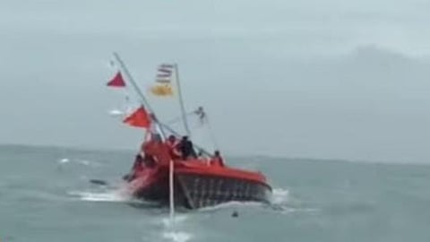 Gujarat : Heavy Rainfall Causes Three Fishing Boats to Sink in Sea