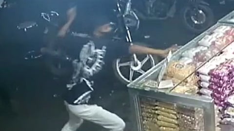 Nashik: Karad Bandhu Chivda Shop Attacked by Unknown Assailants with Sickles and Stones
