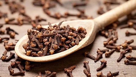  Clove will protect against 'these' 5 diseases during changing seasons