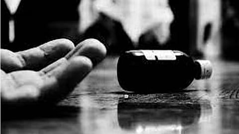 Solapur Crime : Mother poisons child and hangs herself