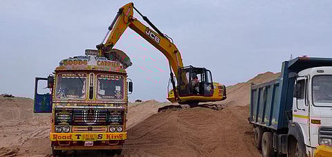 Beed: Sand mafia attack on tehsildar's team in Beed, case filed against nine people