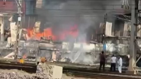 
Mumbai Fire : Incident of fire at Navrang Compound in Mahim... No reports of casualties
