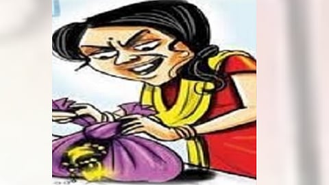 woman was arrested for stealing gold from her friend's house in kamothe