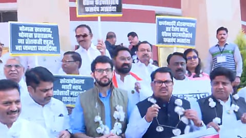 Maharashtra Winter Session: Opposition Aggressive on Farmers' Issues; Protest on the Steps of Vidhan Bhavan 