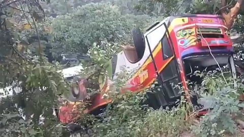 Terrible accident in Andhra Pradesh; 10 passengers killed, 23 injured 
