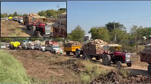 Hingoli: Lines of Farmers' Vehicles at NAFED Purchase Center in Hingoli 