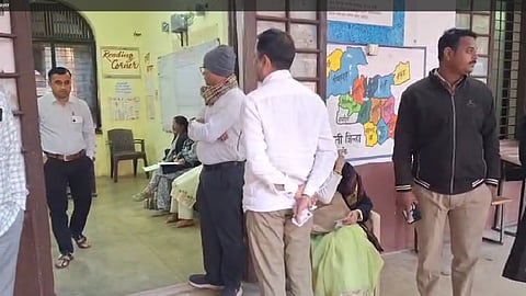 Amravati: Technical malfunction in EVM; voters standing outside the polling center  