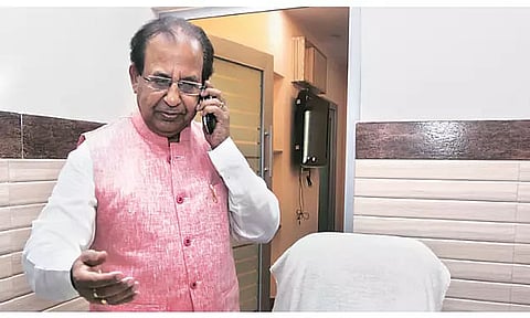 Governor Jagdish Mukhi distributes Homoeopathic medicine