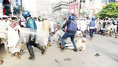 Police charge baton on protesting students in Dhaka