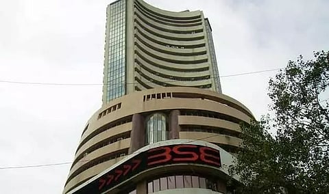FIIs' fund outflows drag equities lower, banking stocks fall
