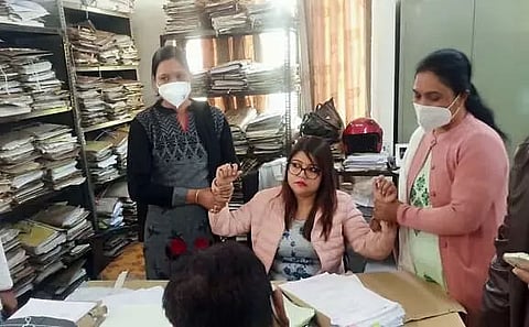 Government staff caught red-handed with bribe at Janata Bhawan