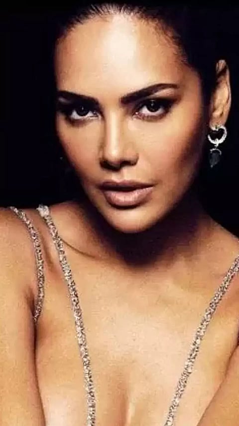 Esha Gupta Shared Bathroom Photos, breaking all Limits of Boldness