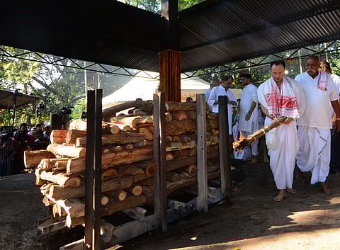 Renowned artist Neel Pawan Baruah consigned to flames at Guwahati's Nabagraha crematorium