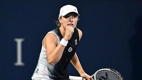 Swiatek outlasts Muchova in a rain-delayed match