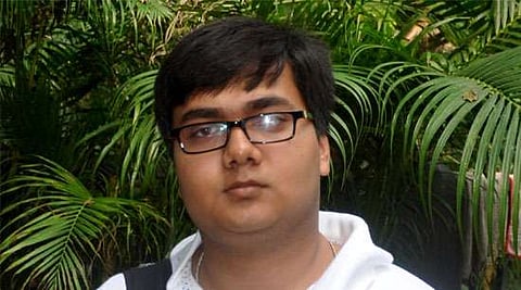 Women protest with heads tonsured