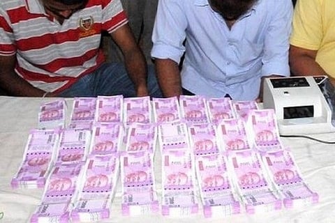 Two arrested with fake notes