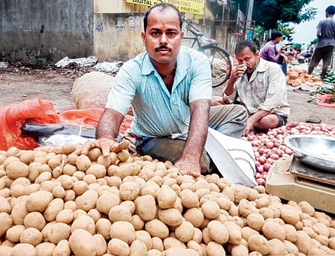 আলুৰ মূল্যবৃদ্ধি,ক্ষুব্ধ ৰাইজ