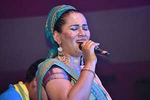 টংলায় সুরের জাদুতে দর্শক মাতালেন শিল্পী কল্পনা পাটোয়ারি