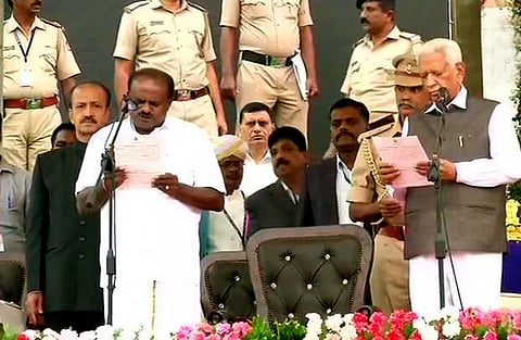 কর্নাটকে মুখ্যমন্ত্ৰী পদে শপথ নিলেন কুমারস্বামী