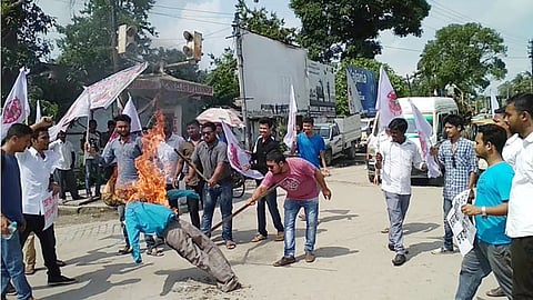 AASU burns effigy of Dharmendra Pradhan