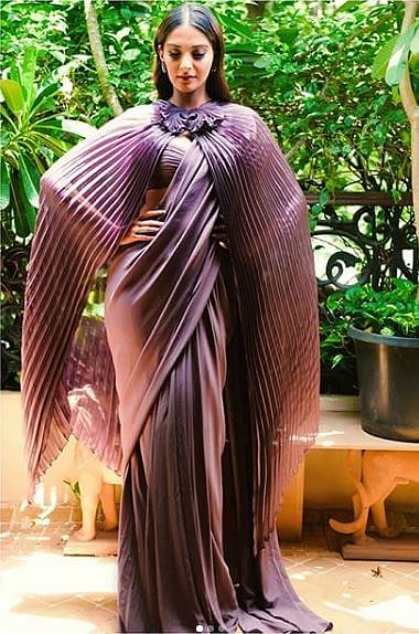 বলীউদ অভিনেত্ৰীৰ ভিন্ন ষ্টাইলৰ শাৰী ব্লাউচ