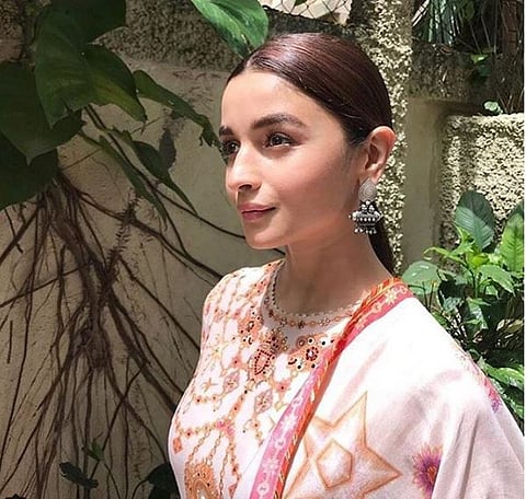 প্ৰিণ্ট অনাৰকলি ড্ৰেচত সুন্দৰী আলিয়া