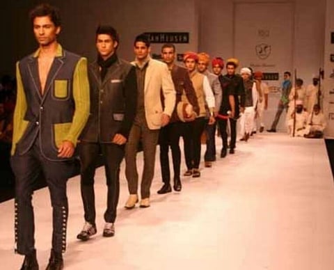 ফেশ্বন শ্ব'ত সাফল্য লাভ ডিব্ৰুগড়ৰৰ নিলোৎপল শইকীয়া