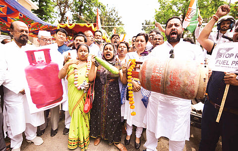 এ পি চি চিৰ প্ৰতিবাদ: ৰাষ্ট্ৰপতিক শ্বেতপত্ৰ প্ৰদান