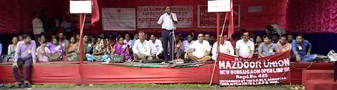 Protest against 12-hr duty of Rly gatemen