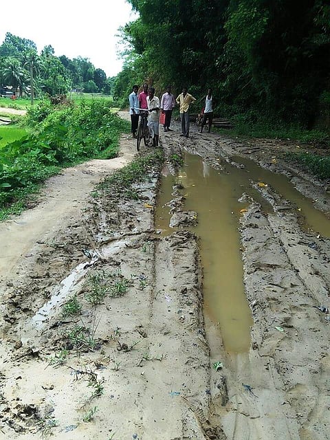 Kuchha roads, villagers grope in darkness