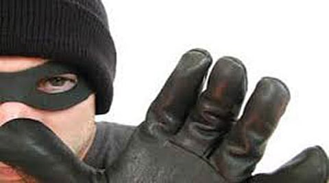 Gang of thieves lift Bolero Pick-Up Car at Rani near Guwahati