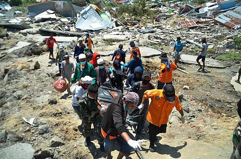Indonesia Buries Dead as Tsunami Toll Crosses 840