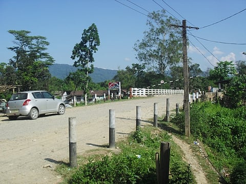 Fringe Areas of Assam, Neighbours: A Stark Contrast