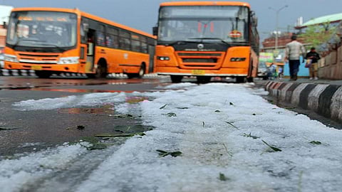 Heavy rains, hail lash Delhi-NCR, traffic affected