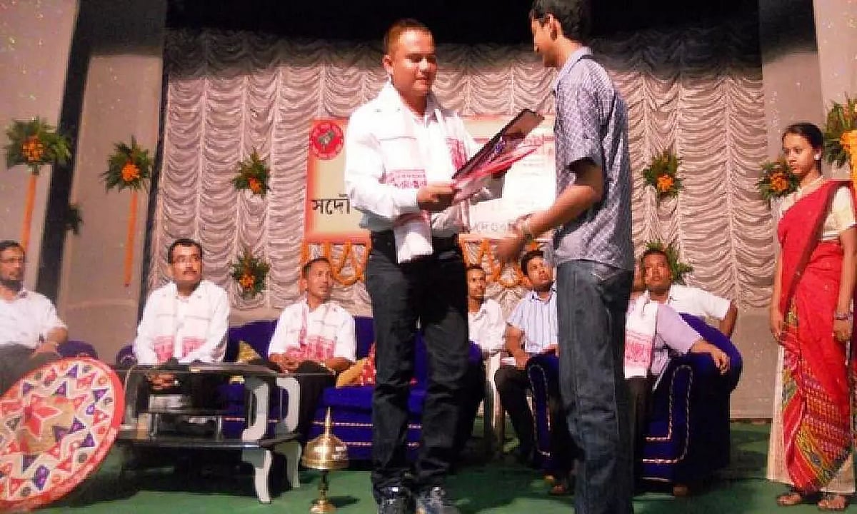 AASU unit felicitates students