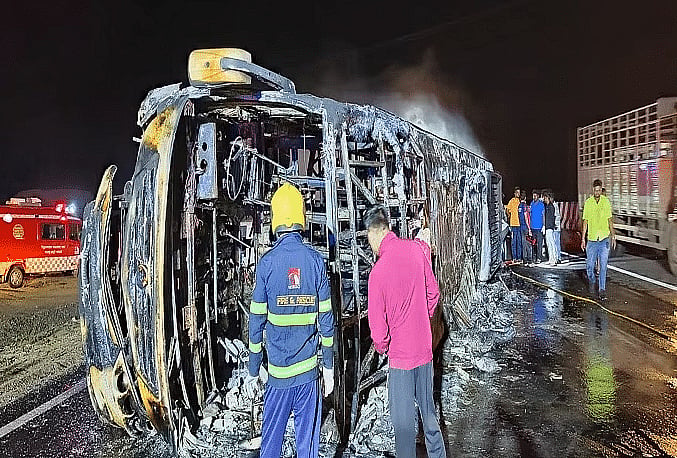 Maharashtra: 25 Dead After Bus Burst Into Flames on Samruddhi Mahamarg ...