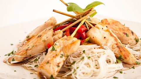 घरातल्या प्रत्येकाला आवडतील असे बनवा स्वादिष्ट चिकन नुडल्स कटलेट