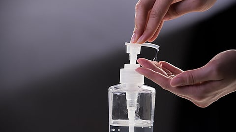 नशा करण्यासाठी पितात सॅनिटायझर; मद्यपींचा अजब पर्याय जीवघेणा; वणीतील घटनेने पोलखोल