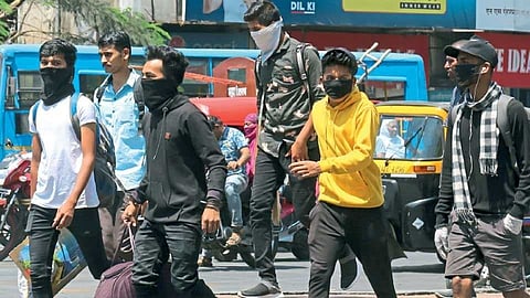 The students are going back home from pune corona