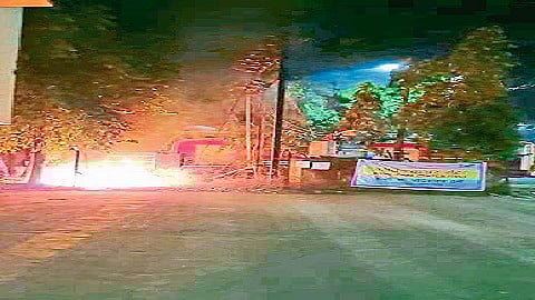 औरंगाबाद : पदमपुरा येथील कोविड केअर सेंटरपासून हाकेच्या अंतरावर गुरुवारी आगीचा भडका उडाला. 
