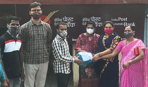 अहो काय सांगता,  चक्क गवऱ्या विकल्या अॅमेझॅानवर !