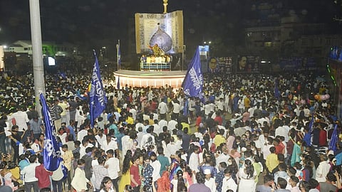 Stone throwing at Nashik Road